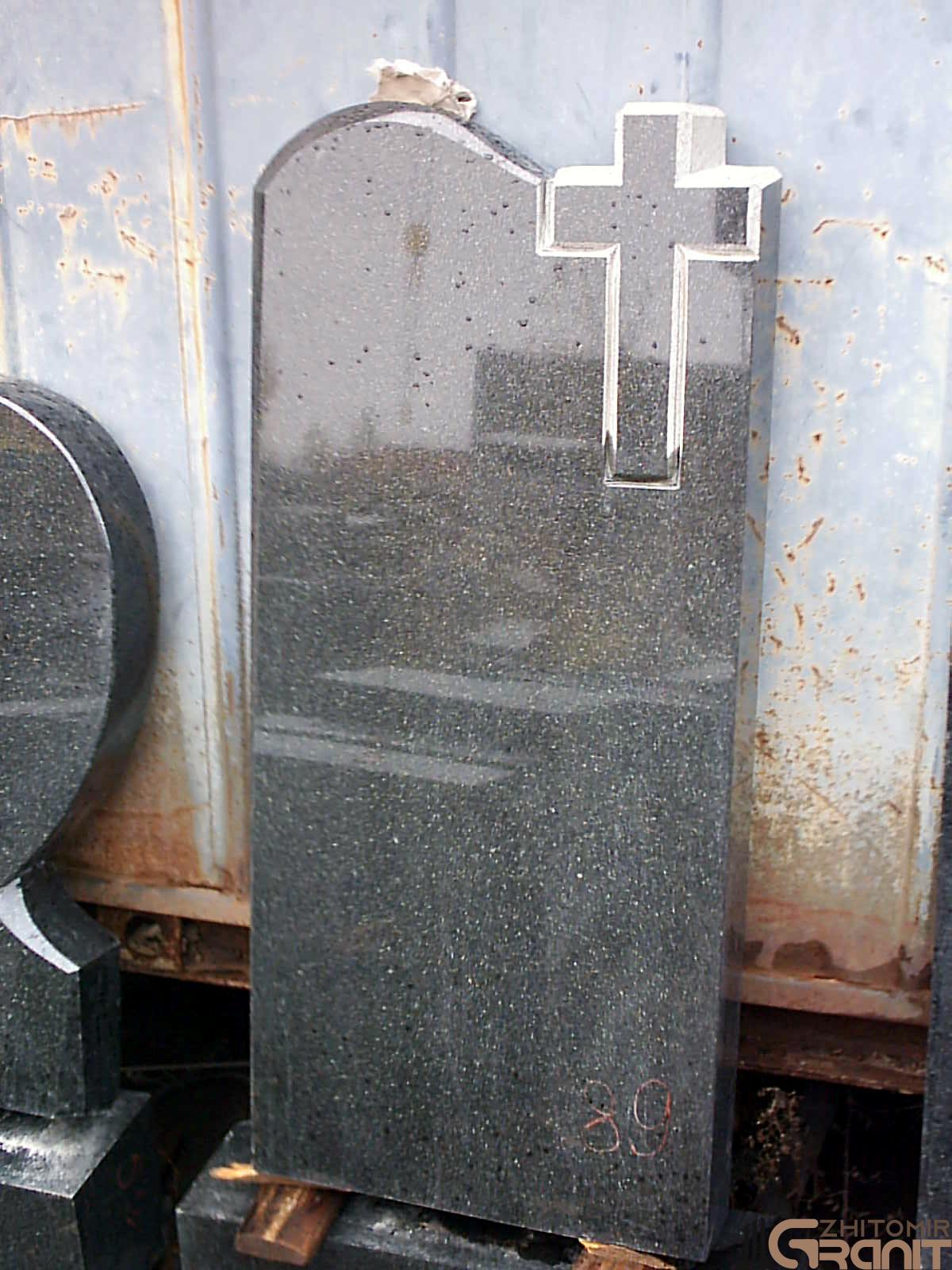 Einzeldenkmal aus Granit - Kreuz am Berg